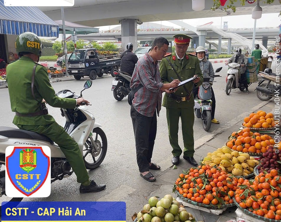 Công an phường Hải An phối hợp với các lực lượng ra quân tuyên truyền, nhắc nhở và xử lý vi phạm trật tự đô thị